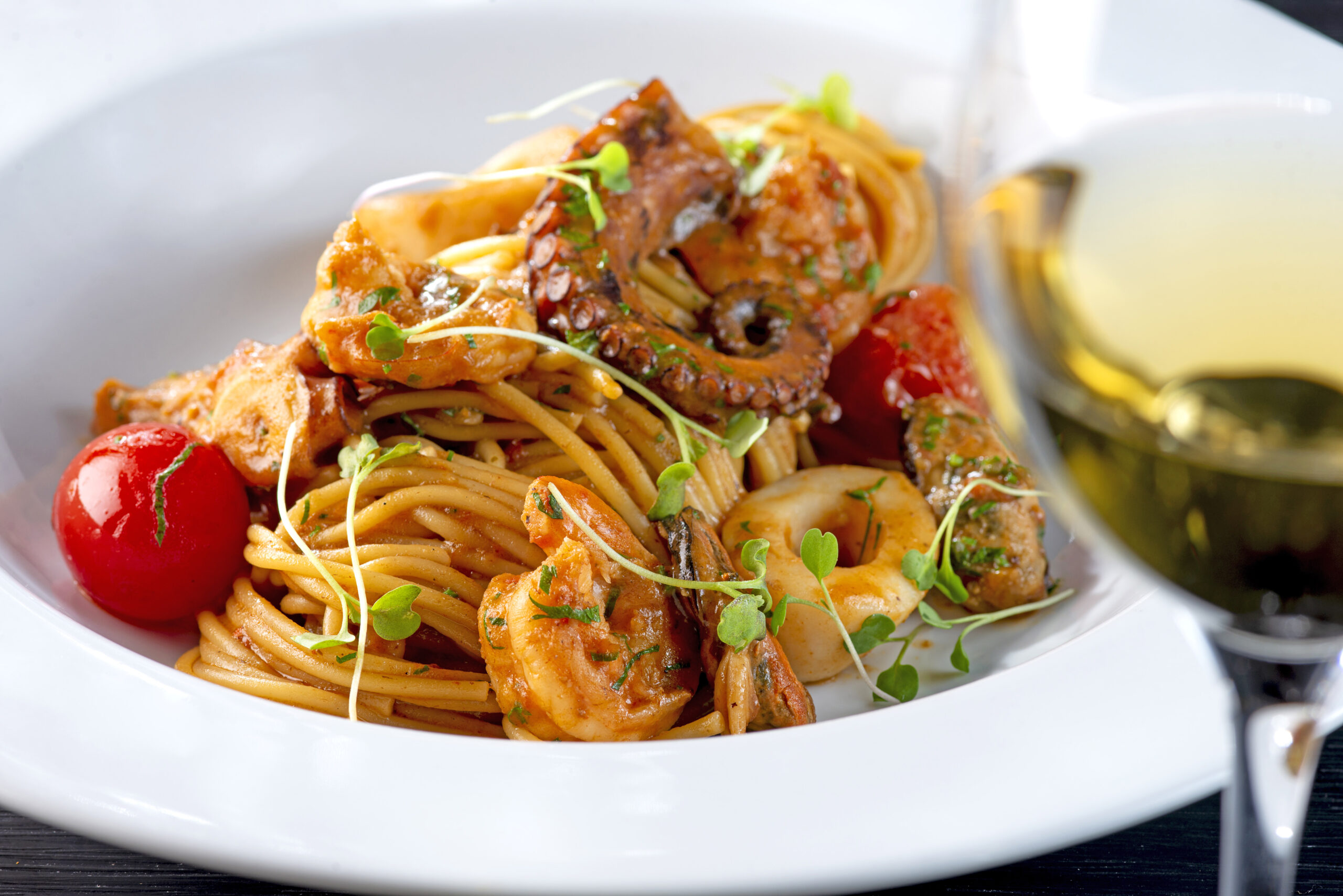 Chef do restaurante italiano Trattoria Alloro ensina receita de massa com frutos do mar