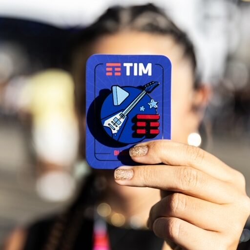 TIM distribui “pin” que bloqueia celulares perdidos no Carnaval do Rio de Janeiro e Salvador