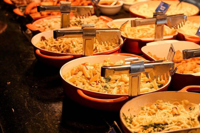 COCO BAMBU DA BARRA DA TIJUCA LANÇA BUFFET COM CAMARÃO À VONTADE