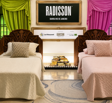 Radisson Rio de Janeiro Barra lança pacote exclusivo com hospedagem, ingresso e experiência nos bastidores do musical Wicked