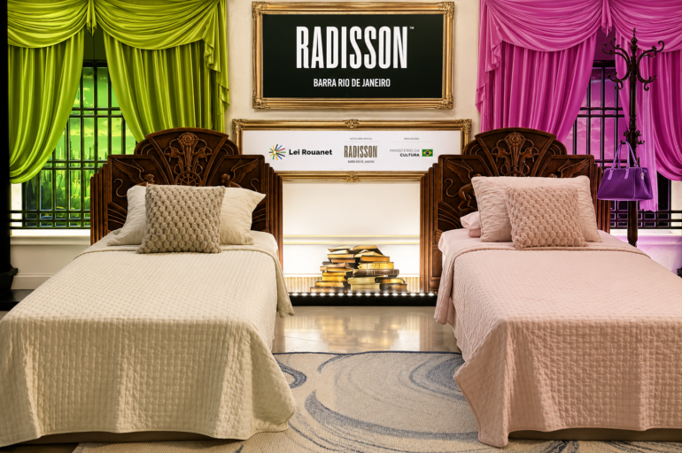 Radisson Rio de Janeiro Barra lança pacote exclusivo com hospedagem, ingresso e experiência nos bastidores do musical Wicked