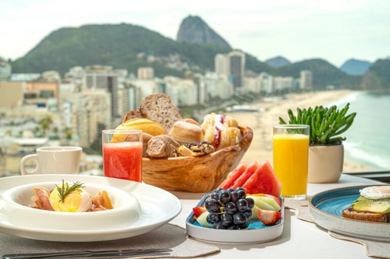 Pestana Rio Atlântica renova suítes com vista para a Praia de Copacabana e lança café da manhã exclusivo no rooftop