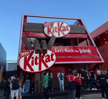 Sem filas, prêmios exclusivos e vista VIP para o Palco Mundo: tudo o que te espera no estande da KitKat® em todos os dias do Rock in Rio 2026 