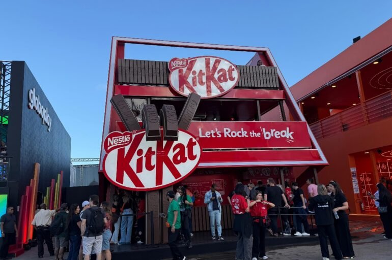 Sem filas, prêmios exclusivos e vista VIP para o Palco Mundo: tudo o que te espera no estande da KitKat® em todos os dias do Rock in Rio 2026 