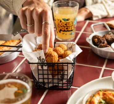 Hocus Pocus Station celebra Oktoberfest na Barra da Tijuca com menu exclusivo e lançamento da German Pils Mana