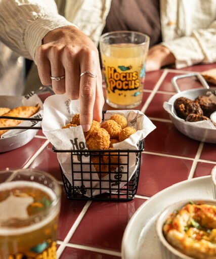 Hocus Pocus Station celebra Oktoberfest na Barra da Tijuca com menu exclusivo e lançamento da German Pils Mana