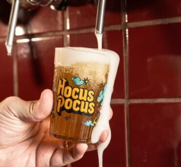 Hocus Pocus Station desembarca no New York City Center com 15 torneiras de chope e menu assinado pelo chef João Pedro Sodré
