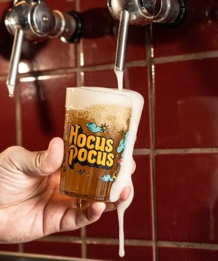 Hocus Pocus Station desembarca no New York City Center com 15 torneiras de chope e menu assinado pelo chef João Pedro Sodré
